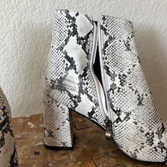 Princess Polly - Therapy snake print block heel ankle boots. Size 9 - Picture 4 of 4